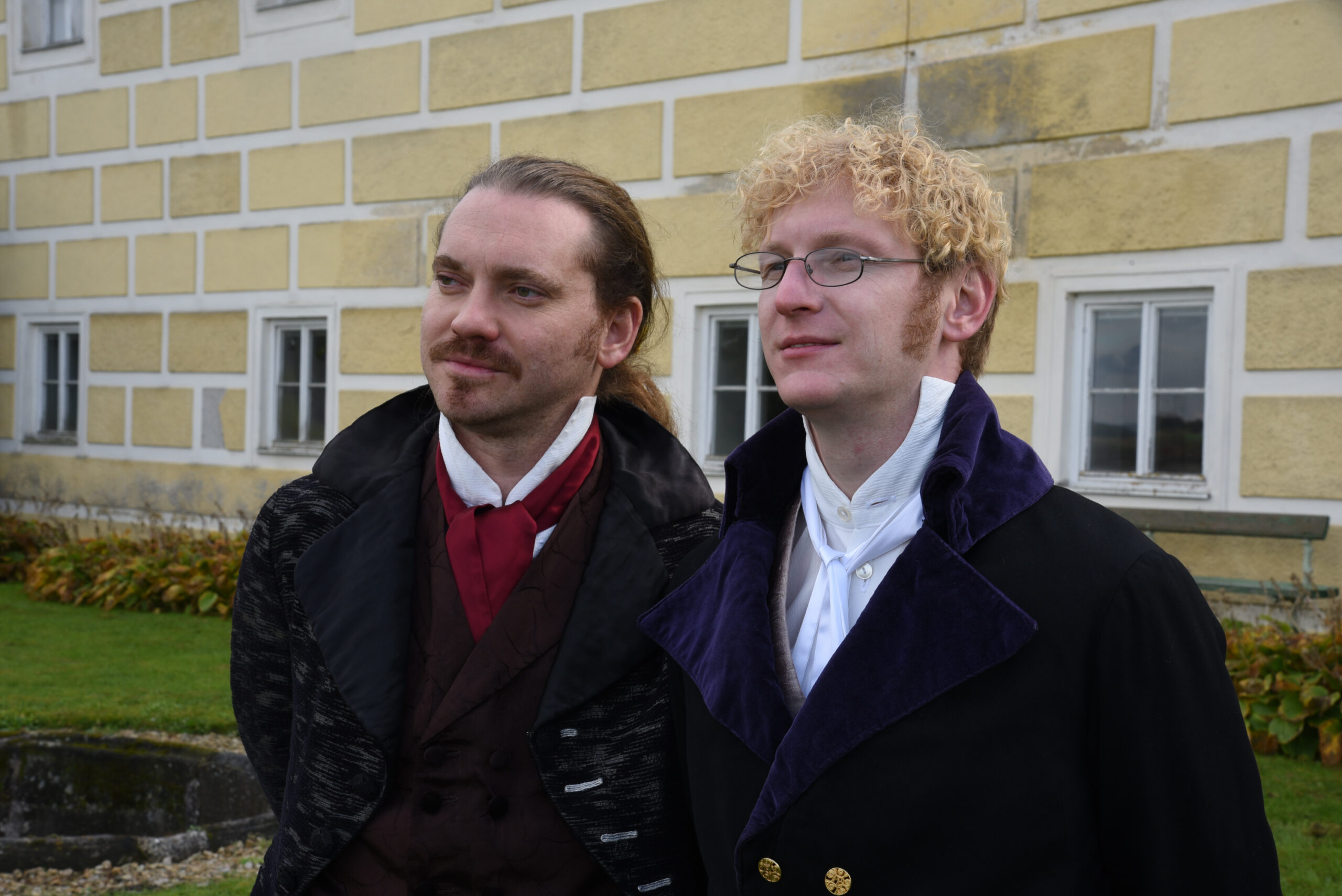 Franz Schubert (Johannes Schmid) und Franz von Schober (Philipp Walser) im Garten der Ochsenburg